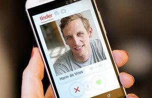 150914 tinder de vries