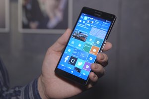 microsoft lumia 950xl hand